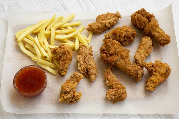 Chutné Fastfood Smažené Kuřecí Paličky Pikantní Křídla Hranolky Kuřecí Prsty — Stock fotografie