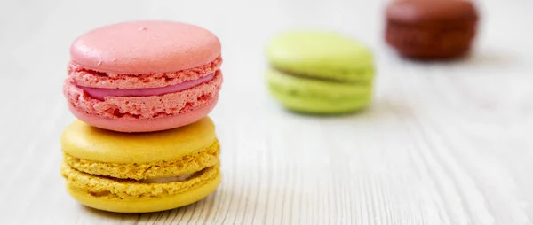 Macarons Colorés Sur Une Surface Bois Blanc Vue Latérale Concentration — Photo