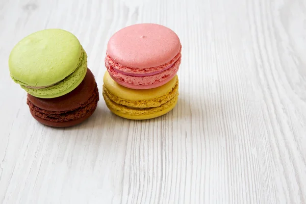 Macarons Colorés Sur Fond Bois Blanc Vue Latérale Espace Copie — Photo