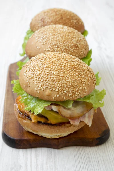 Cheeseburgery Rustikální Dřevěné Desce Bílém Pozadí Dřevěná Boční Pohled Detail — Stock fotografie