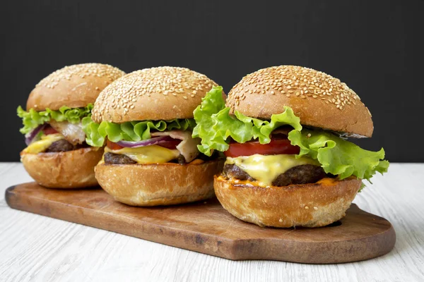 Cheeseburgers Faits Maison Sur Une Planche Bois Rustique Vue Latérale — Photo