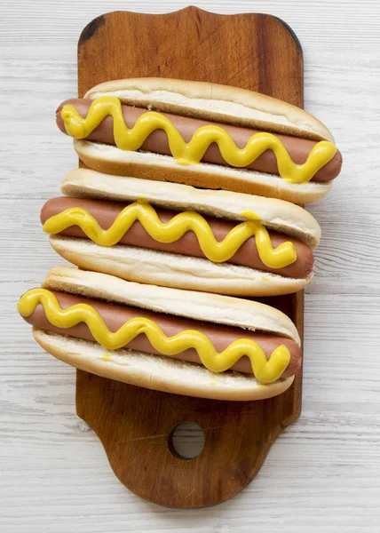 Hot Dog Κίτρινο Μουστάρδα Ρουστίκ Ξύλινη Σανίδα Άσπρο Φόντο Ξύλινη — Φωτογραφία Αρχείου