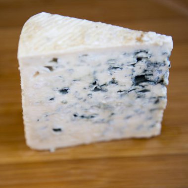 Mavi peynir Bambu tahta, yan görünüm üzerinde. Yakın çekim.