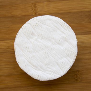 Peynir camembert Bambu tahta, üstten görünüm üzerinde. Yiyecek şarap için. Yukarıdan, lay düz.