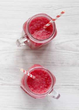 Karpuz yüzlü beyaz ahşap zemin, üstten görünüm üzerinde kavanozların içinde. Üstten, yukarıdaki.