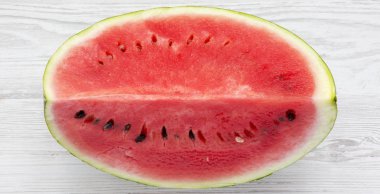 Taze bir beyaz tahta yüzey, en iyi görünüm karpuz kestim. Tepegöz, yukarıdan görünüm.