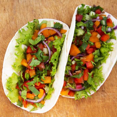 Sığır eti tako salatası ve biber, üstten görünüm ile. Yukarıda, ek yükü. Yakın çekim.