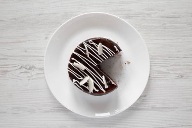 Ev yapımı çikolatalı kiraz kek beyaz tabakta havai görünümü. Yukarıdan, üstten görünüm düz lay.