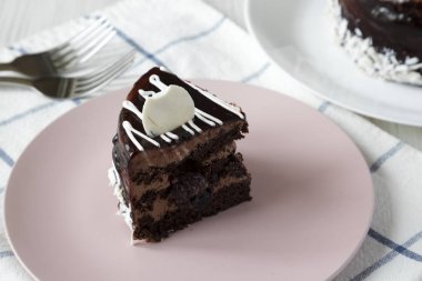 Pembe plaka, yan görünüm ev yapımı çikolatalı kiraz kek parçası. 