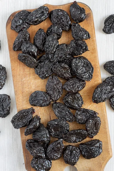 Kuru Erik Beyaz ahşap yüzey, en iyi görünüm üzerinde rustik ahşap tahta üzerinde. Yukarıdan, ek yük düz lay.