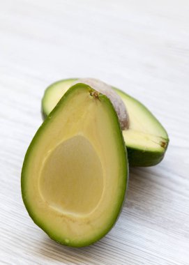 Beyaz ahşap yüzeyde avokado yakın çekim.