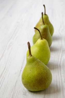Beyaz ahşap yüzey, yan görünüm üzerinde taze armut. Portre. 