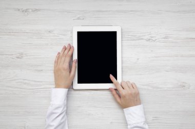 Tablet üzerinde bir beyaz tahta yüzey, en iyi görünümü'nü kullanarak eller. Yukarıdan, tepegöz, düz yatıyordu.