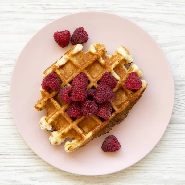 Waffle Tradicional Belgas Com Framboesas Placa Rosa Superfície Madeira Branca — Fotografia de Stock