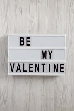 'Bir beyaz ahşap arka plan üzerinde benim sevgilim olmak' metin ile modern yönetim kurulu. Sevgililer günü 14 Şubat.