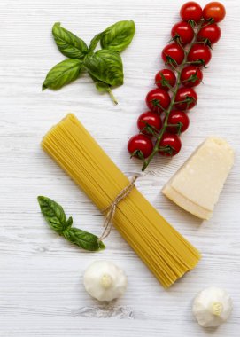 Makarna malzemeler: spagetti, parmesan, sarımsak ve beyaz tahta yüzeyi, havai görünümü Fesleğenli domates peynir. Yakın çekim.