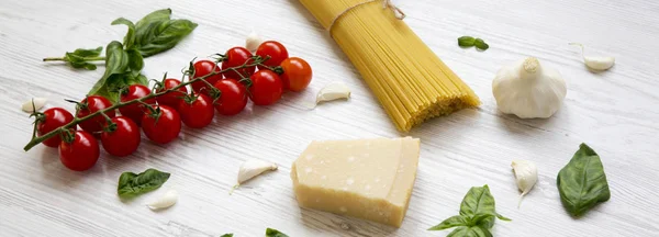 Ingredientes Para Cocinar Pasta Italiana Una Superficie Madera Blanca Vista — Foto de Stock
