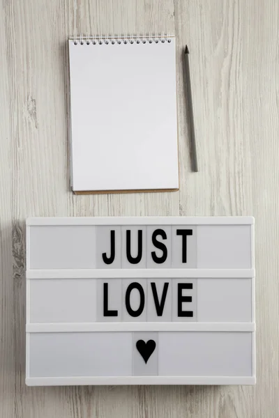 Moderní Deska Textem Just Love Poznámkový Blok Tužka Bílém Pozadí — Stock fotografie
