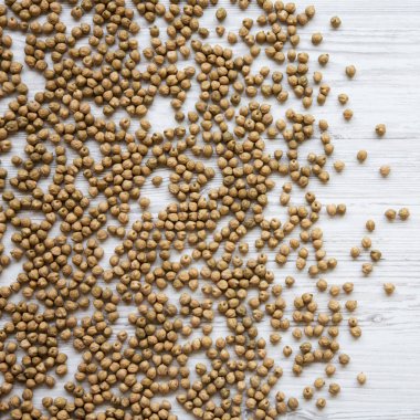 Kuru nohut Beyaz ahşap zemin, üstten görünüm üzerinde. Düz, tepegöz, yukarıdan yatıyordu.