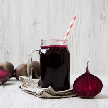 Pancar yüzlü beyaz ahşap arka plan, yan görünüm üzerinde. 