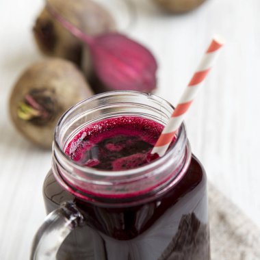 Cam kavanoz kupa, yan görünüm pancar güler yüzlü. Yakın çekim. 