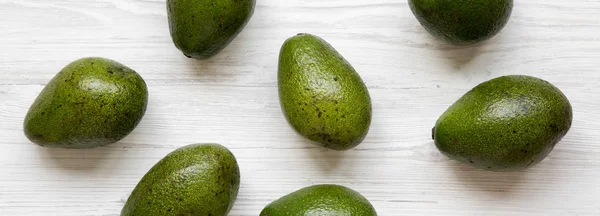 Ganze Avocados Auf Weißem Holztisch Draufsicht Flach Über Kopf Von — Stockfoto