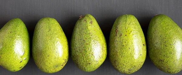 Whole Avocados Black Background Top View Overhead Flat Lay — Stock Photo, Image