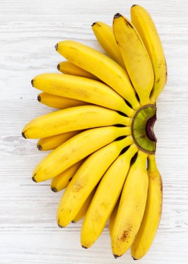 Bebek Muz Beyaz ahşap zemin, üstten görünüm üzerinde bir grup. Yukarıda, ek yükü.