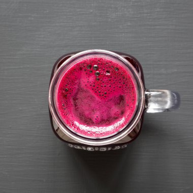 Cam kavanoz kupa siyah arka plan, üstten görünüm pancar güler yüzlü. Düz lay, ek yükü. Portre.