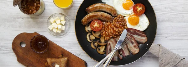 Englisches Frühstück Einer Pfanne Mit Spiegeleiern Speck Würstchen Bohnen Und — Stockfoto