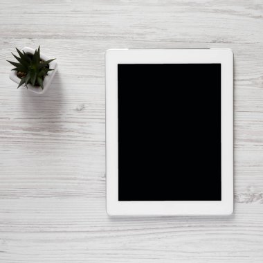 Boş ekran, havai görünümü ile tablet. Üstten görünüm, yat.