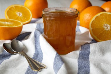 Ev yapımı turuncu marmelade cam, yan görünüm. Yakın çekim.