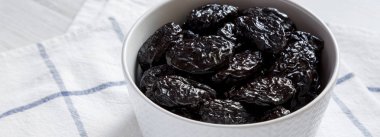 Bir kasede, yan görünüm Kuru Erik. Yakın çekim.