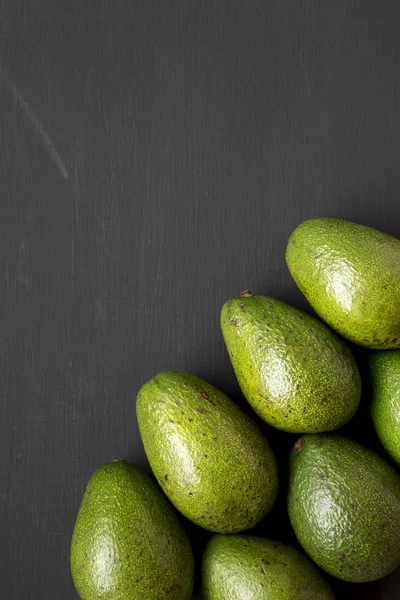 Bütün Avokado Siyah Ahşap Yüzey Iyi Görünüm Tepegöz Tepegöz Yat — Stok fotoğraf