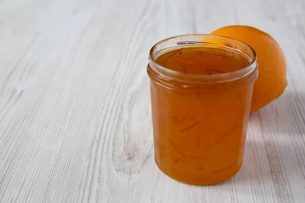 Hausgemachte Orangenmarmelade Glas Auf Einer Weißen Holzoberfläche Seitenansicht Kopierraum — Stockfoto