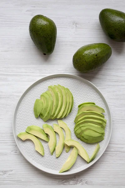 Aguacates Enteros Picados Sobre Fondo Madera Blanca Vista Superior Sobre — Foto de Stock