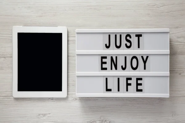 Placa Moderna Com Texto Just Enjoy Life Tablet Com Tela — Fotografia de Stock