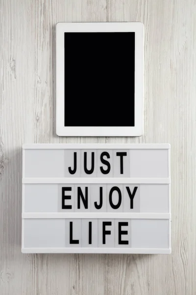 Placa Moderna Com Texto Just Enjoy Life Tablet Com Tela — Fotografia de Stock