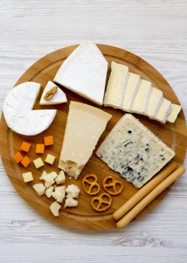 Ceviz, ekmek sopa ve simit Bambu tahta üzerinde lezzetli peynir tatma, görünümü top. Yiyecek şarap için. Yukarıdan. Düz yatıyordu. Kopya alanı.