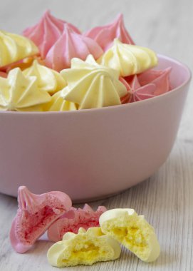 Bir pembe mini meringues Beyaz ahşap yüzey, yan görünüm üzerinde top. Yakın çekim. 