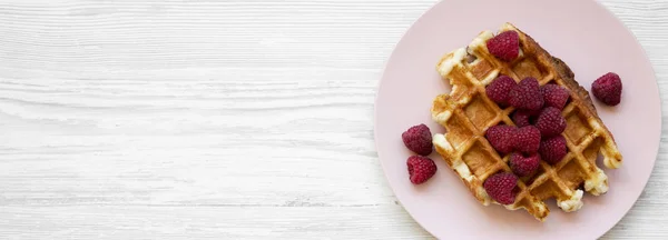 Waffle Tradicional Belgas Com Framboesas Placa Rosa Sobre Fundo Madeira — Fotografia de Stock