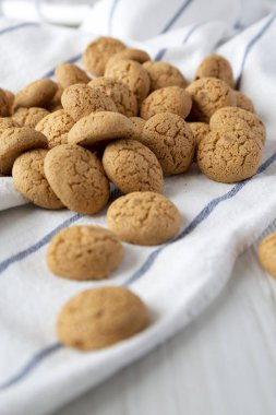 Kumaş, yan görünümü üzerine ev yapımı badem çerezler. Seçici odak.