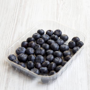 Plastik bir kutu, yan görünüm içinde yaban mersini. Organik superfood. Yakın çekim.