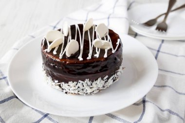 Beyaz tabakta, yan görünüm ev yapımı çikolatalı kiraz kek. Yakın çekim.