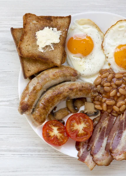 Вид Зверху Англійський Сніданок Смажені Яйця Бекон Сосиски Боби Тости — стокове фото