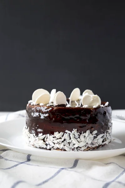 Torta Ciliegie Cioccolato Fatta Casa Piatto Bianco Vista Laterale Primo — Foto Stock