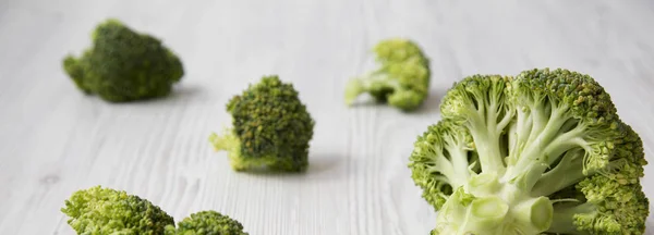 Beyaz Ahşap Arka Plan Yan Görünüm Üzerinde Çiğ Brokoli — Stok fotoğraf