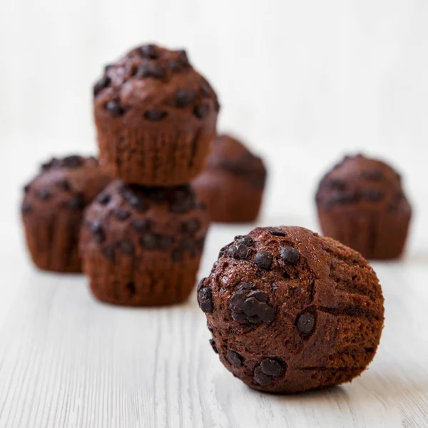 Schokoladenmuffins Auf Weißer Holzoberfläche Seitenansicht Selektiver Fokus Nahaufnahme — Stockfoto