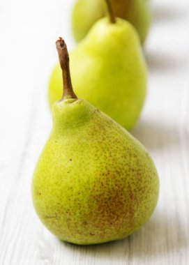 Beyaz ahşap zemin, yan görünüm üzerinde taze armut. Yakın çekim. 