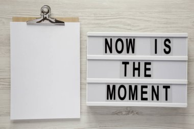 Modern Yönetim Kurulu ile metin 'Şimdi an geldi', pano Beyaz ahşap zemin, üstten görünüm üzerinde boş levha ile. Yukarıdan, ek yükü yat.